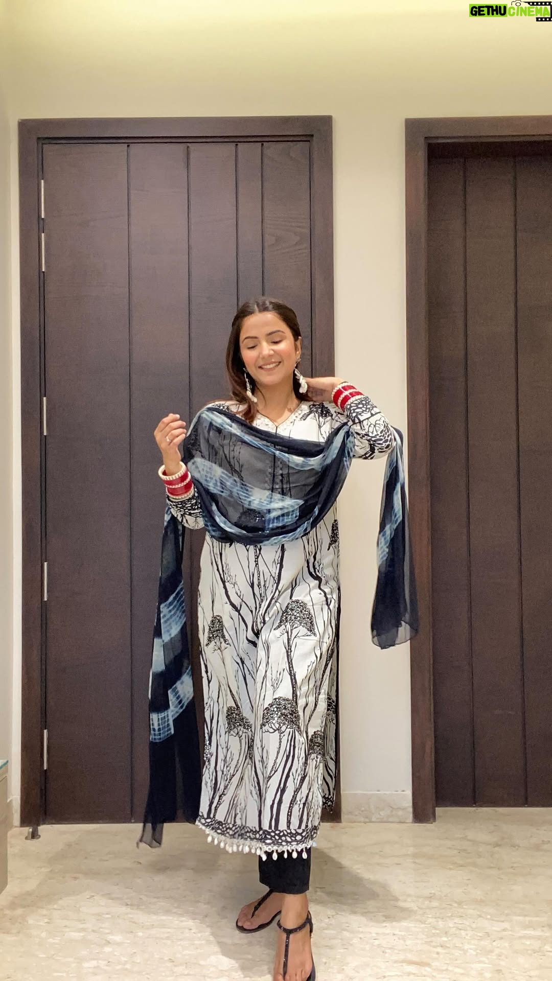 Priya Kapoor Arora - 1.8K Likes - Day 2/7 Summersuits series 

Suit - @officialarshdesigns 
Earrings- @everstylishcom 

#ootdfashion #ootd #summersuits #suits