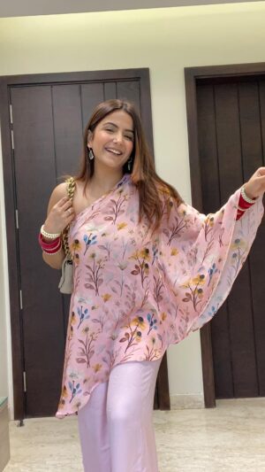 Priya Kapoor Arora Instagram - Day 1/7 Summersuits series
Suit - @handmaidenindia
Earrings- @everstylishcom
Heels - @aands_official
Bag - @zara
#ootdfashion #ootd #summersuits #suits