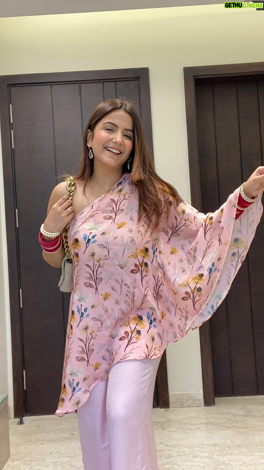 Priya Kapoor Arora - 2.3K Likes - Day 1/7 Summersuits series 

Suit - @handmaidenindia 
Earrings- @everstylishcom 
Heels - @aands_official 
Bag - @zara 

#ootdfashion #ootd #summersuits #suits