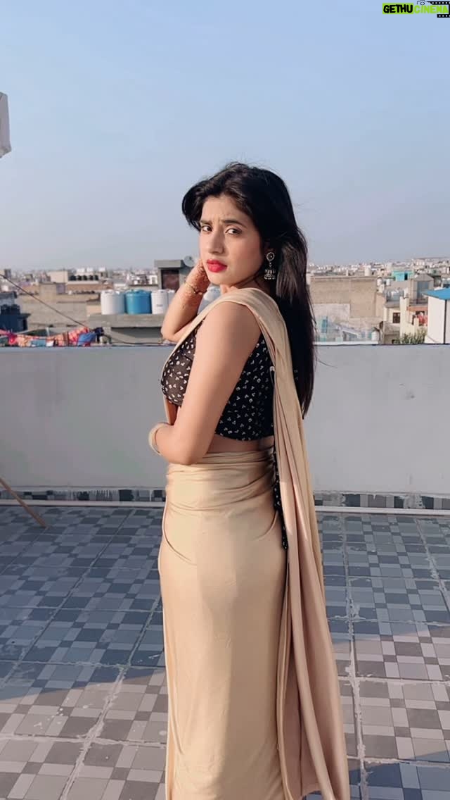 Priya Rathore - 3.8K Likes - Gore gore rang 😌nahin Yeh to filter hai 😛😝