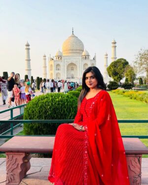 Priya Rathore Instagram - ताजमहल में गुलाब की खुशबू के साथ-साथ प्यार भी हवा में है। ❤️ 

@priyaa_rathore_official 

#tajmahalpalace #tajmahalindia #taj #trend #agra #agraa