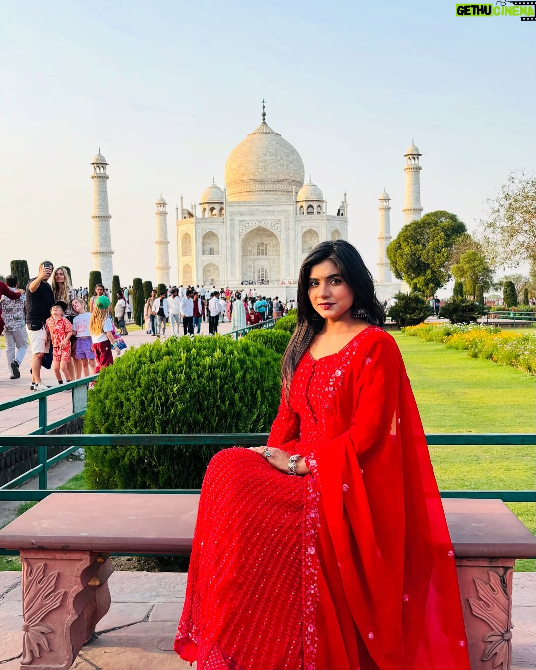 Priya Rathore - 1K Likes - ताजमहल में गुलाब की खुशबू के साथ-साथ प्यार भी हवा में है। ❤️ 

@priyaa_rathore_official 

#tajmahalpalace #tajmahalindia #taj #trend #agra #agraa