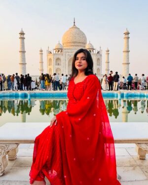 Priya Rathore Instagram - ताजमहल में गुलाब की खुशबू के साथ-साथ प्यार भी हवा में है। ❤️ 

@priyaa_rathore_official 

#tajmahalpalace #tajmahalindia #taj #trend #agra #agraa