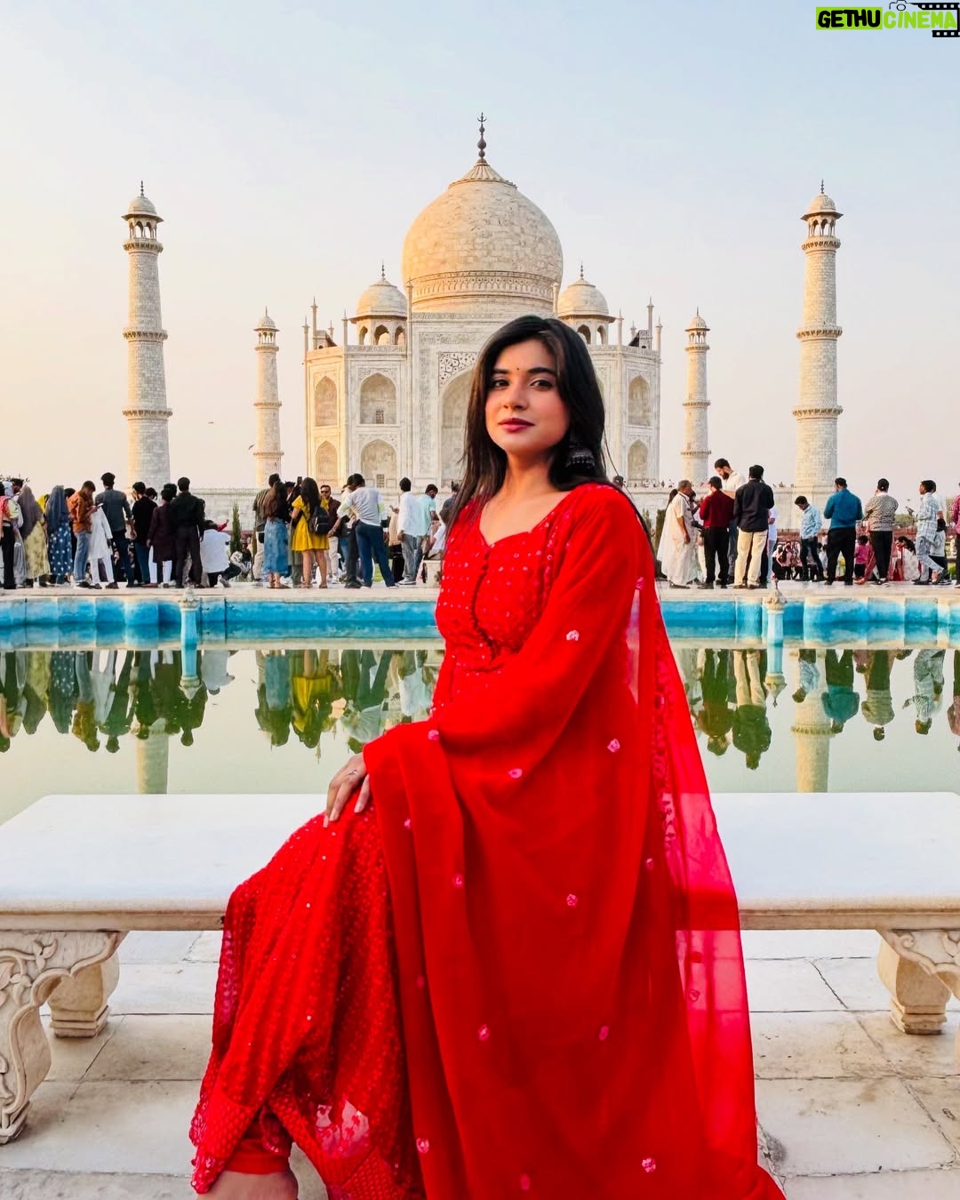 Priya Rathore - 1K Likes - ताजमहल में गुलाब की खुशबू के साथ-साथ प्यार भी हवा में है। ❤️ 

@priyaa_rathore_official 

#tajmahalpalace #tajmahalindia #taj #trend #agra #agraa