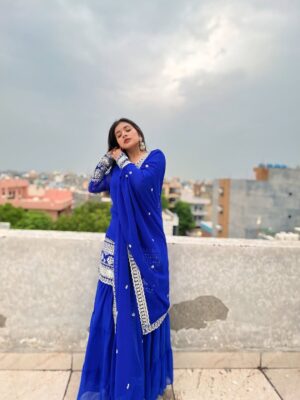 Priya Rathore Instagram - Zindagi ne diye hain zakhm kai, dard chhupa hai muskurahat mein …☘️ 

#trend #suit #bluesuit #beautyinnature #insta #instamusic #instagram #instafashion