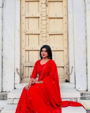 Priya Rathore Instagram - ताजमहल में गुलाब की खुशबू के साथ-साथ प्यार भी हवा में है। ❤️ 

@priyaa_rathore_official 

#tajmahalpalace #tajmahalindia #taj #trend #agra #agraa
