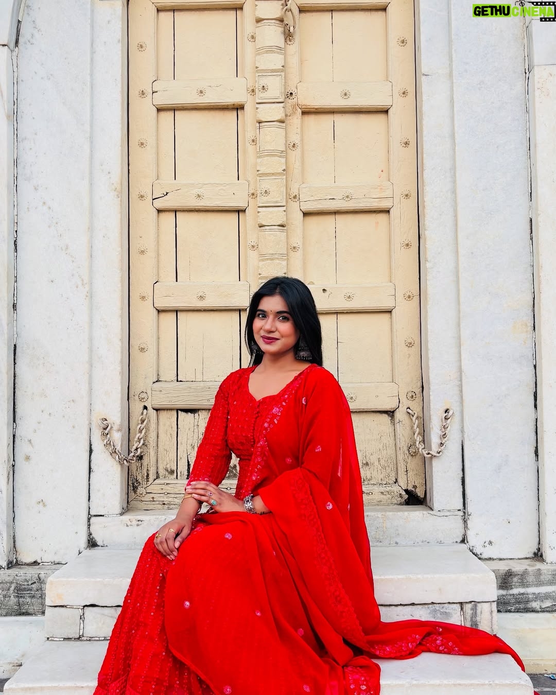 Priya Rathore - 1K Likes - ताजमहल में गुलाब की खुशबू के साथ-साथ प्यार भी हवा में है। ❤️ 

@priyaa_rathore_official 

#tajmahalpalace #tajmahalindia #taj #trend #agra #agraa