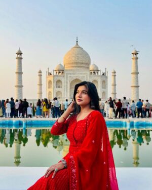 Priya Rathore Instagram - ताजमहल में गुलाब की खुशबू के साथ-साथ प्यार भी हवा में है। ❤️ 

@priyaa_rathore_official 

#tajmahalpalace #tajmahalindia #taj #trend #agra #agraa