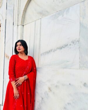 Priya Rathore Instagram - ताजमहल में गुलाब की खुशबू के साथ-साथ प्यार भी हवा में है। ❤️ 

@priyaa_rathore_official 

#tajmahalpalace #tajmahalindia #taj #trend #agra #agraa