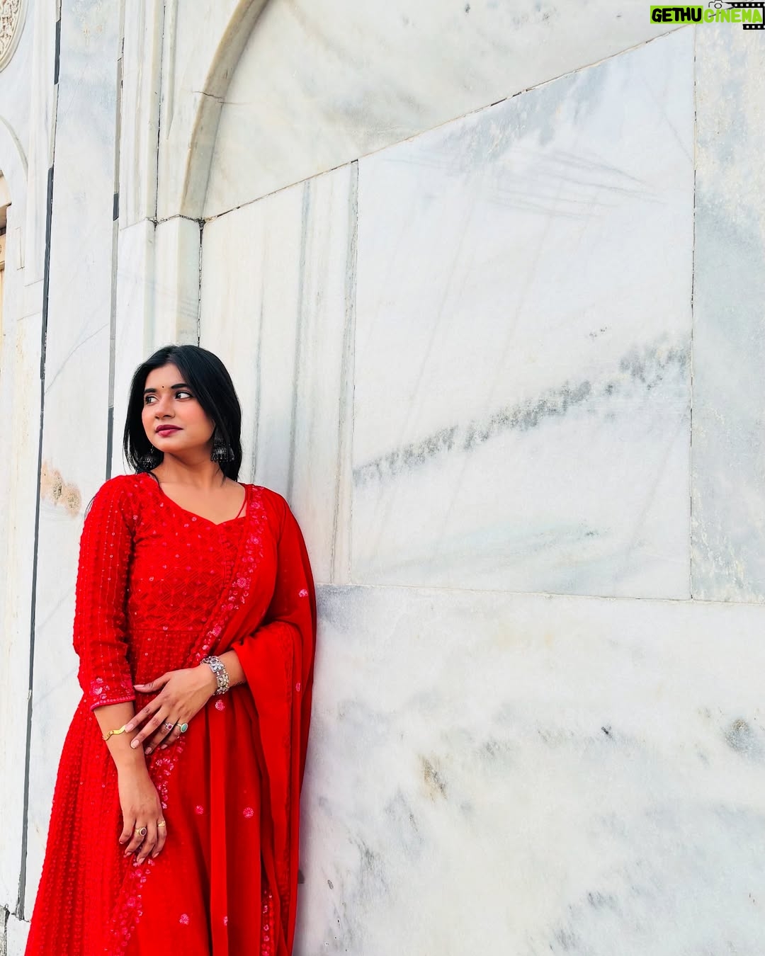 Priya Rathore - 1K Likes - ताजमहल में गुलाब की खुशबू के साथ-साथ प्यार भी हवा में है। ❤️ 

@priyaa_rathore_official 

#tajmahalpalace #tajmahalindia #taj #trend #agra #agraa