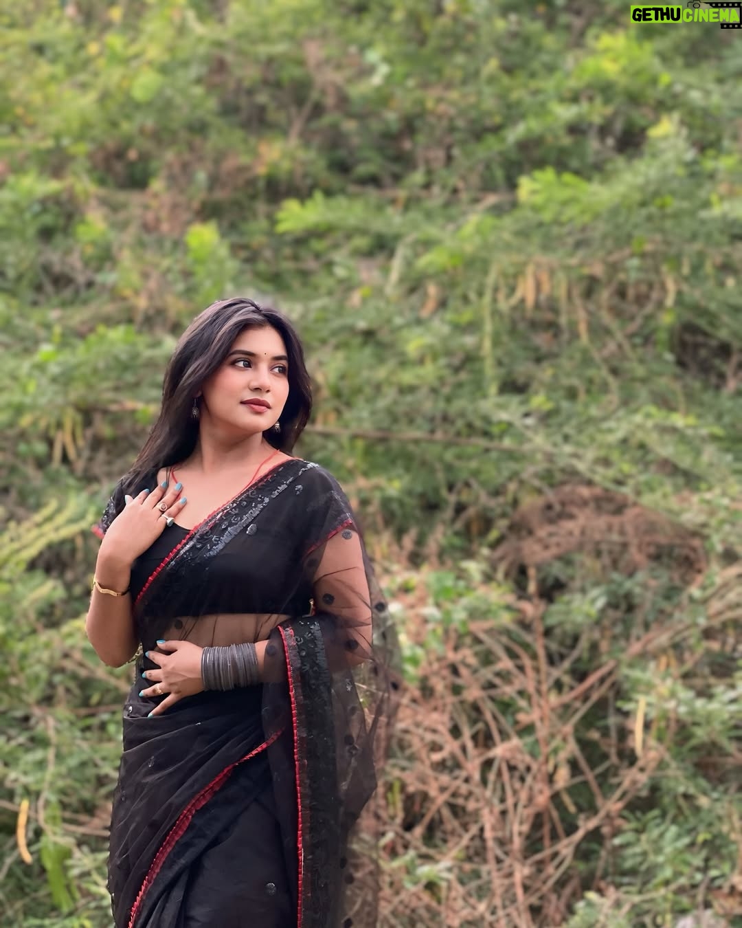Priya Rathore - 1K Likes - Desi girl lag rahi hoon na ???