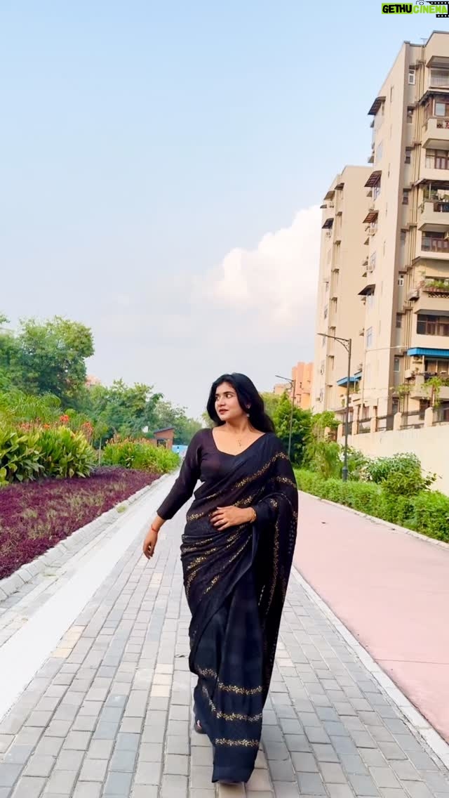 Priya Rathore - 1.3K Likes - Black saree 🙈 always my favourite ❤️