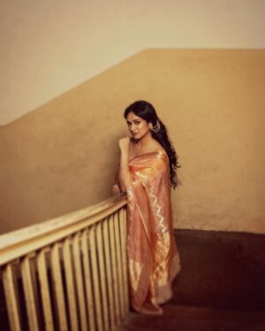 Priyadarshini Indalkar Instagram - इन लम्हों के दामन में … 🪔

.
.
.

Styling @nehachaudhary_ 
Hair @nootan_sinha7787 
Make up @siddheshparkar 
Saree @thesareestory.in 
Jewellery @sorayaajewels_ 
& Clicked by @ipshita.db 🌸🤌🏼

[ dashavtar, dashavtartrailerlaunch, 12sept ]
