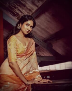 Priyadarshini Indalkar Instagram - इन लम्हों के दामन में … 🪔

.
.
.

Styling @nehachaudhary_ 
Hair @nootan_sinha7787 
Make up @siddheshparkar 
Saree @thesareestory.in 
Jewellery @sorayaajewels_ 
& Clicked by @ipshita.db 🌸🤌🏼

[ dashavtar, dashavtartrailerlaunch, 12sept ]