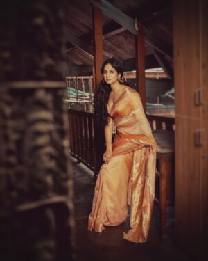 Priyadarshini Indalkar Instagram - इन लम्हों के दामन में … 🪔

.
.
.

Styling @nehachaudhary_ 
Hair @nootan_sinha7787 
Make up @siddheshparkar 
Saree @thesareestory.in 
Jewellery @sorayaajewels_ 
& Clicked by @ipshita.db 🌸🤌🏼

[ dashavtar, dashavtartrailerlaunch, 12sept ]