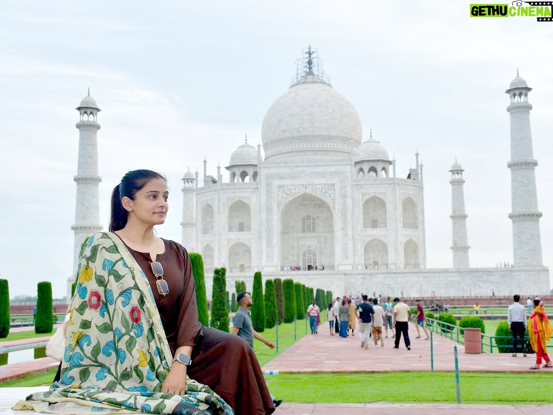 Priyamani - 566.1K Likes - A love story etched in marble 🤍🤍🤍🤍 a wonder to behold !!!

Promise of Love!!

Mumtaz ♾️ Shahjahan. 

Taj Mahal forever. See the beauty to believe it