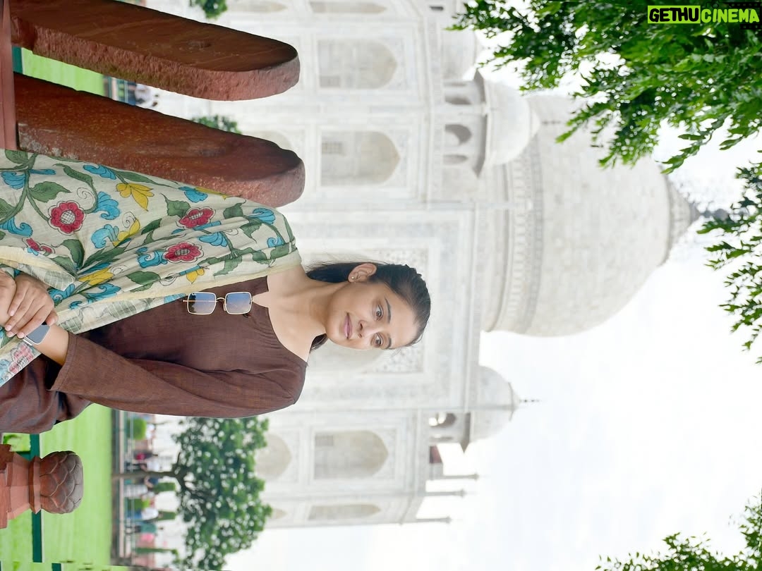 Priyamani - 566.1K Likes - A love story etched in marble 🤍🤍🤍🤍 a wonder to behold !!!

Promise of Love!!

Mumtaz ♾️ Shahjahan. 

Taj Mahal forever. See the beauty to believe it