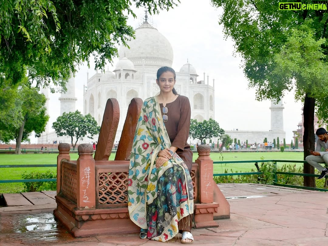 Priyamani - 566.1K Likes - A love story etched in marble 🤍🤍🤍🤍 a wonder to behold !!!

Promise of Love!!

Mumtaz ♾️ Shahjahan. 

Taj Mahal forever. See the beauty to believe it