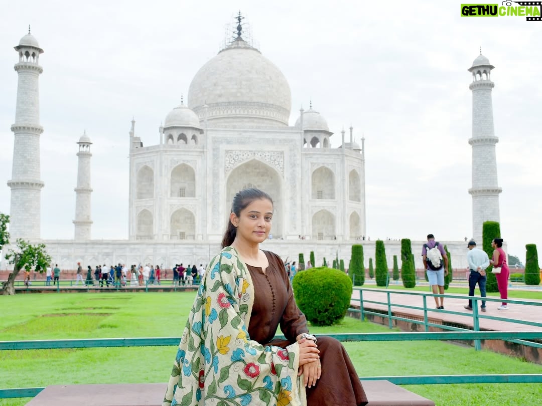 Priyamani - 566.1K Likes - A love story etched in marble 🤍🤍🤍🤍 a wonder to behold !!!

Promise of Love!!

Mumtaz ♾️ Shahjahan. 

Taj Mahal forever. See the beauty to believe it