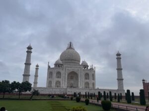 Priyamani Instagram - A love story etched in marble 🤍🤍🤍🤍 a wonder to behold !!!

Promise of Love!!

Mumtaz ♾️ Shahjahan. 

Taj Mahal forever. See the beauty to believe it