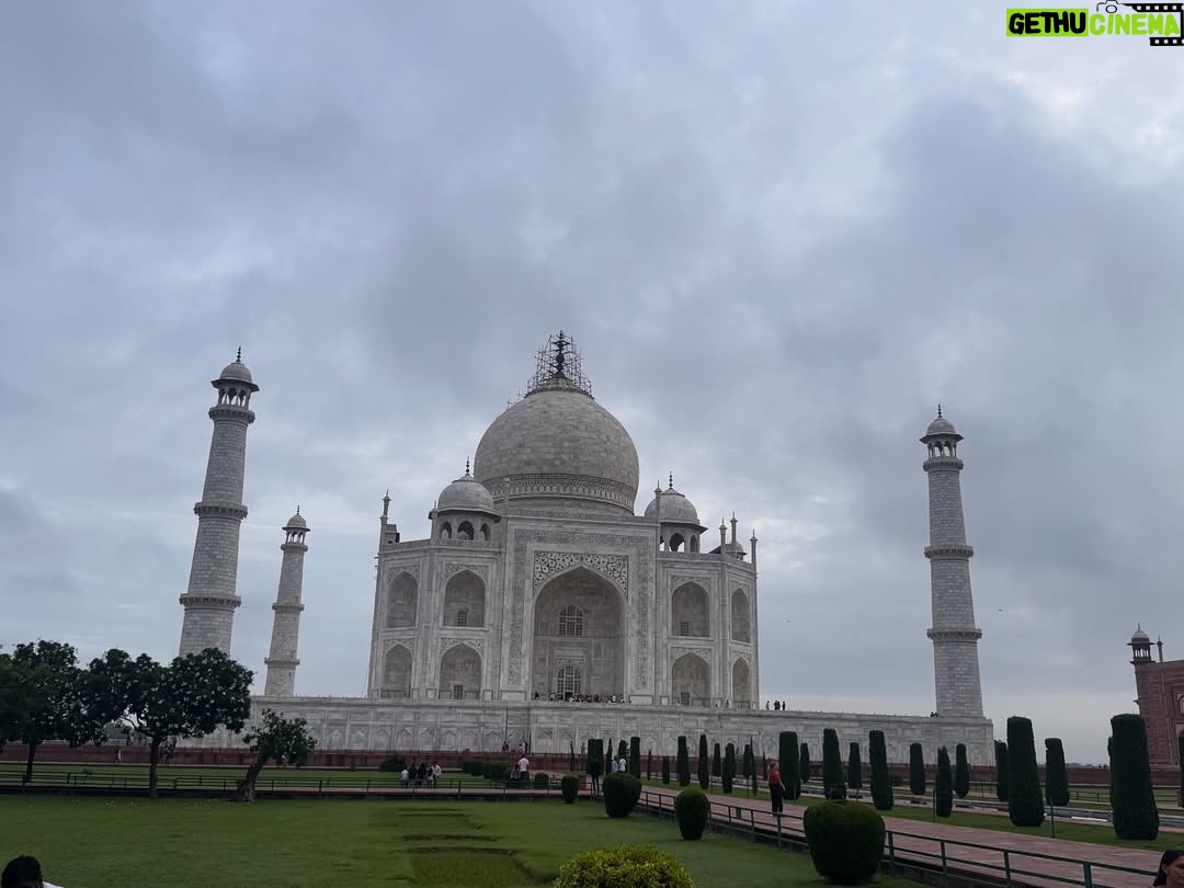 Priyamani - 566.1K Likes - A love story etched in marble 🤍🤍🤍🤍 a wonder to behold !!!

Promise of Love!!

Mumtaz ♾️ Shahjahan. 

Taj Mahal forever. See the beauty to believe it