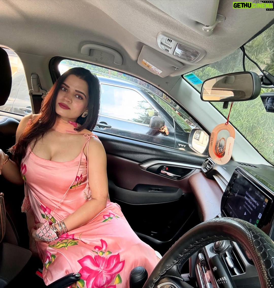 Priyanka Chaturvedi - 10K Likes - On my way to get my dupatta stuck in his watch 💗