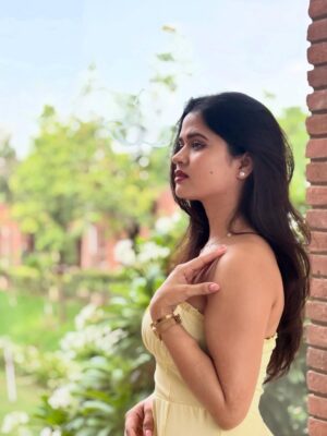 Priyanka Chaturvedi Instagram - Buttery yellow 💛