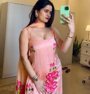 Priyanka Chaturvedi Instagram - On my way to get my dupatta stuck in his watch 💗