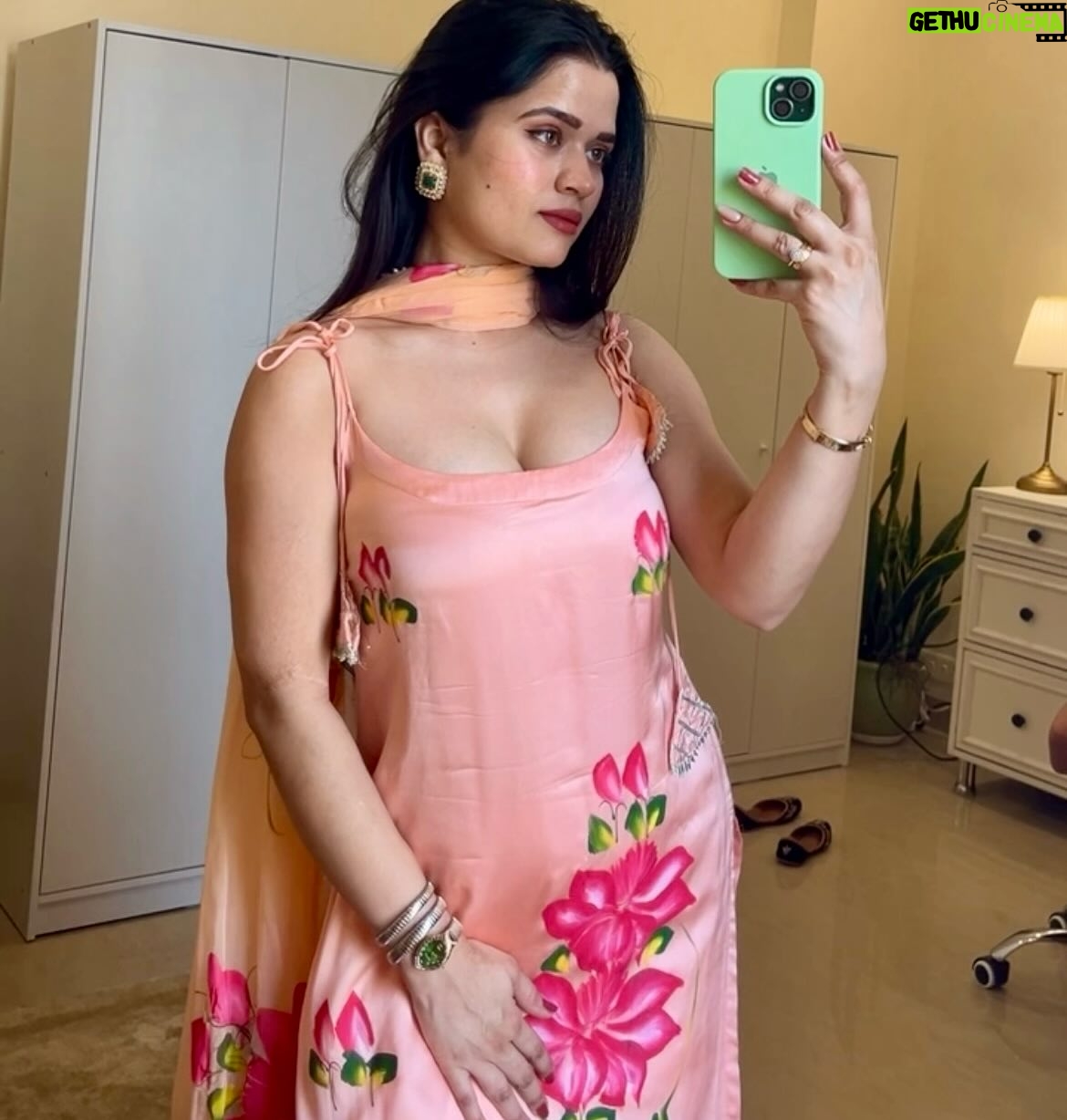 Priyanka Chaturvedi - 10K Likes - On my way to get my dupatta stuck in his watch 💗