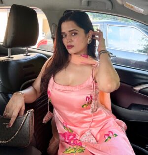 Priyanka Chaturvedi Instagram - On my way to get my dupatta stuck in his watch 💗