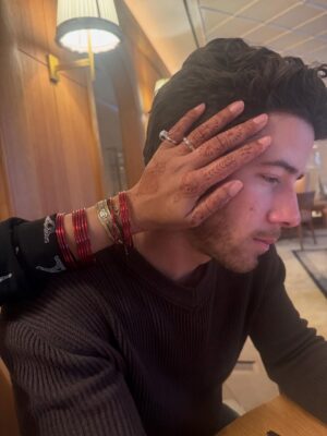 Priyanka Chopra Instagram - Surprise!! Daddy’s back! 😍 In the middle of intense touring, when he comes back home , to make sure he spends Karva chauth with me every year, when my mother-in-law sends me my Sargi the day before, and my mother brings back delicious food made by Vikas khanna from @bungalowny to break my fast.. this is what my dreams were made of. 🥺🥰
Thank you for being my true chaand 🌙
Love you forever and always @nickjonas