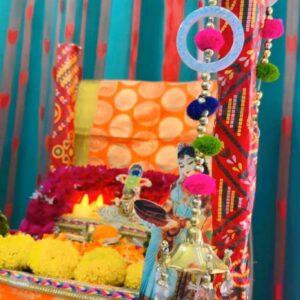 Priyanka Goswami Instagram - Happy birthday kanha ji 🎂
मेरे बाल गोपाल जी का जन्म दिन है जो 4 साल पहले मेरी माँ ने मुझे सेवा करने के लिए दिये थे ! मैं बहुत ही भाग्यशाली हूँ जो मुझे इनकी सेवा करने का मोका मील रहा हैं! ये जबसे मेरी ज़िंदगी में आए है मेरा जीने का तरीक़ा ही बदल गया है ! मेरी ज़िंदगी के पिछले 4 साल में हर उतार चढ़ाव में ये मेरे साथ है ! ओर इनके लगाव ओर राधारानी की कृपा से मुझे वृंदावन में वास भी मिल गया !मेरी श्रीं जी ने चाहा तभी मुझे यहाँ वास मिला है ! भक्ति के मार्ग में चलना और वृन्दावन में हमारा घर हो ये मुझे मेरी माँ ने सिखाया है! बस मैं ऐसे ही भक्ति में लीन रहूँ ओर अपने बाल गोपाल की सेवा पूरी ज़िंदगी करती रहूँ!
#devotee #radhakrishna #radheyradhey #brij #dham