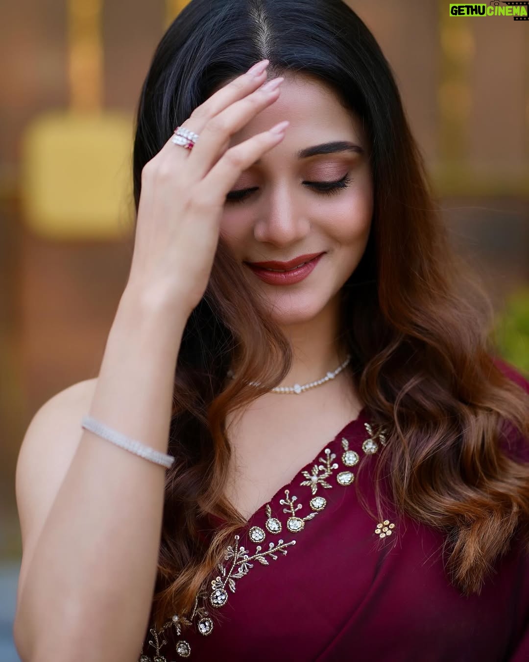 Priyanka Mitra - 25.7K Likes - Grateful for everything that forced me to love myself more ❤️
.
Sharee from @goindrilaofficial ✨
Blouse from @sampurna_dey_100 ✨
Captured by @dipankardasinsta ✨
Jewellery @mpjjewellers ✨
.
#instagood #potd #love #peace #happiness #saree #ethnic #livelovelife #grateful #gratitude #radhekrishna
