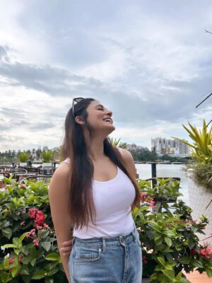 Priyanka Mitra Instagram - Sun-daze 🤍
.
.
#instagood #whitelove #happiness #love #livelife #gratitude #grateful #radhekrishna