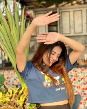 Priyanka Mitra Instagram - Ankh bandh karke pose Karna ek art hain art 😝
.
.
.
#instagood #positivevibes #livelife #love #gratitute #grateful #harekrishna