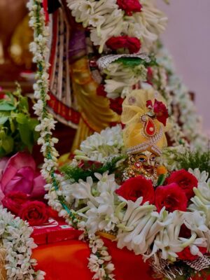 Priyanka Mitra Instagram - May the divine flute of Krishna guide you towards eternal happiness 🪷
Hare Krishna 🙏🏻
.
.
#janmashtami #radhekrishna