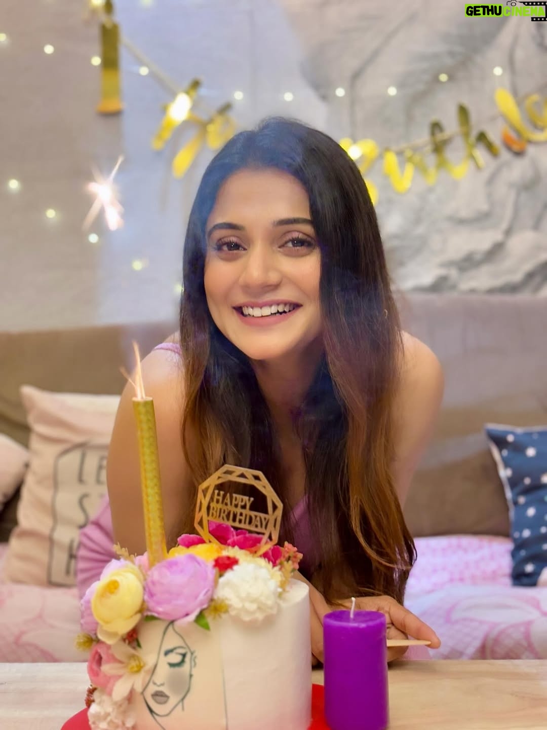 Priyanka Mitra - 21.7K Likes - Surrounded by love 🧿
Happy Me Day! ❤️💃🏻

& Thank you all for all the birthday love 😍🥂