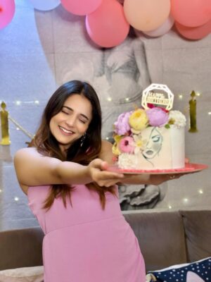 Priyanka Mitra Instagram - Surrounded by love 🧿
Happy Me Day! ❤️💃🏻

& Thank you all for all the birthday love 😍🥂