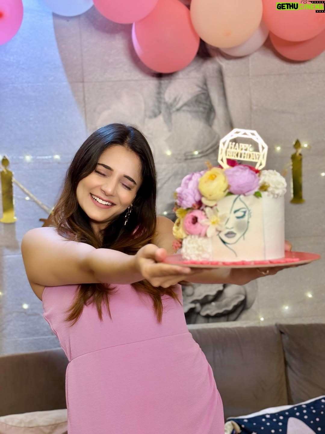 Priyanka Mitra - 21.7K Likes - Surrounded by love 🧿
Happy Me Day! ❤️💃🏻

& Thank you all for all the birthday love 😍🥂
