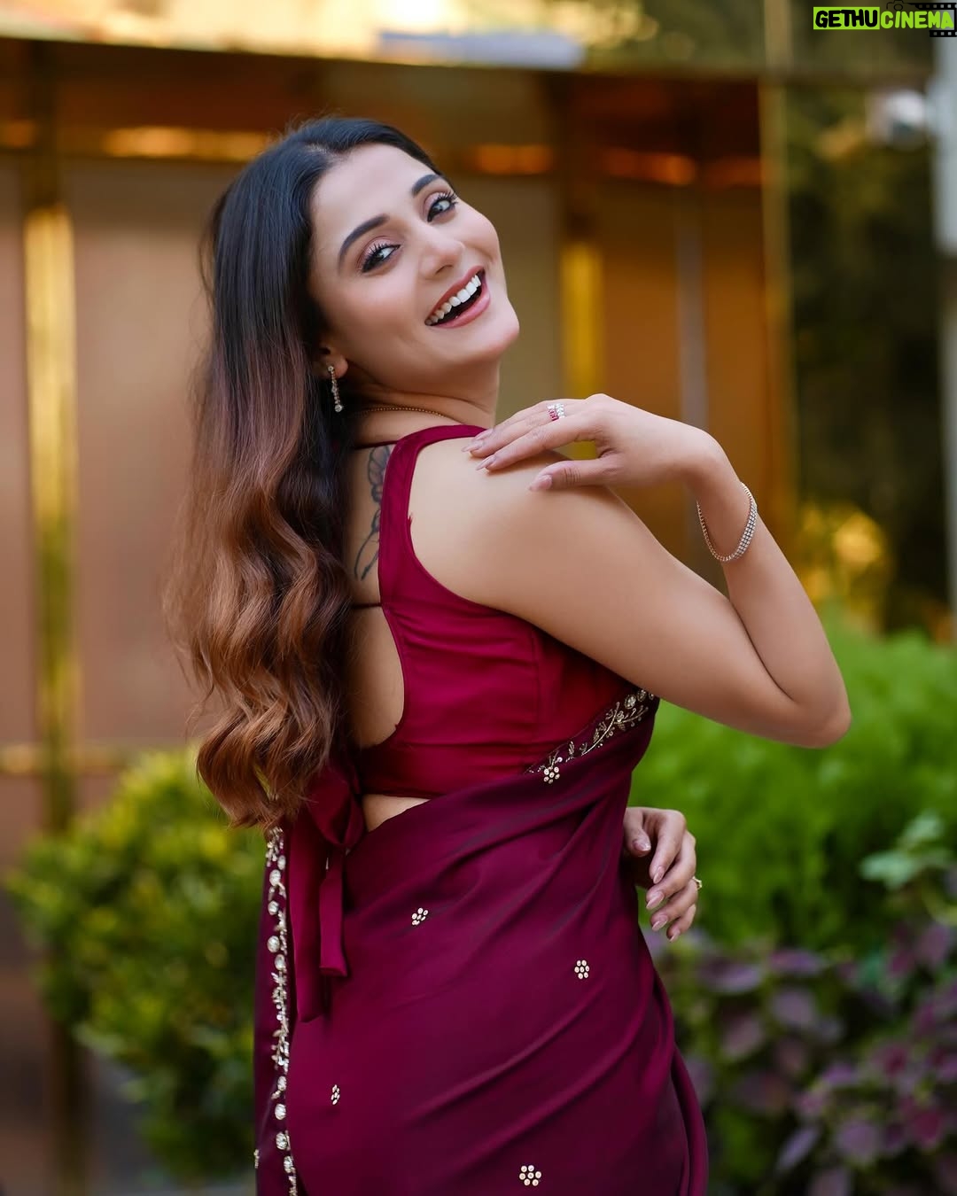 Priyanka Mitra - 25.7K Likes - Grateful for everything that forced me to love myself more ❤️
.
Sharee from @goindrilaofficial ✨
Blouse from @sampurna_dey_100 ✨
Captured by @dipankardasinsta ✨
Jewellery @mpjjewellers ✨
.
#instagood #potd #love #peace #happiness #saree #ethnic #livelovelife #grateful #gratitude #radhekrishna