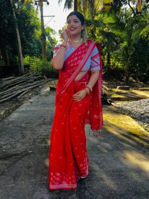 Priyanka Panigrahi Instagram - #laalsaree❤️