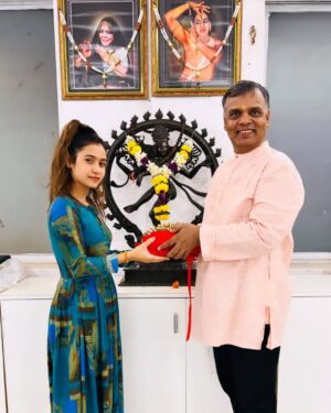 Priyanka Singh Instagram - Talented & Focused, two words that perfectly describe my new student @priyankasinghh.7
Welcome to class, I am so happy to be teaching a spectacular actress like you! My blessings are always with you, keep 🌟