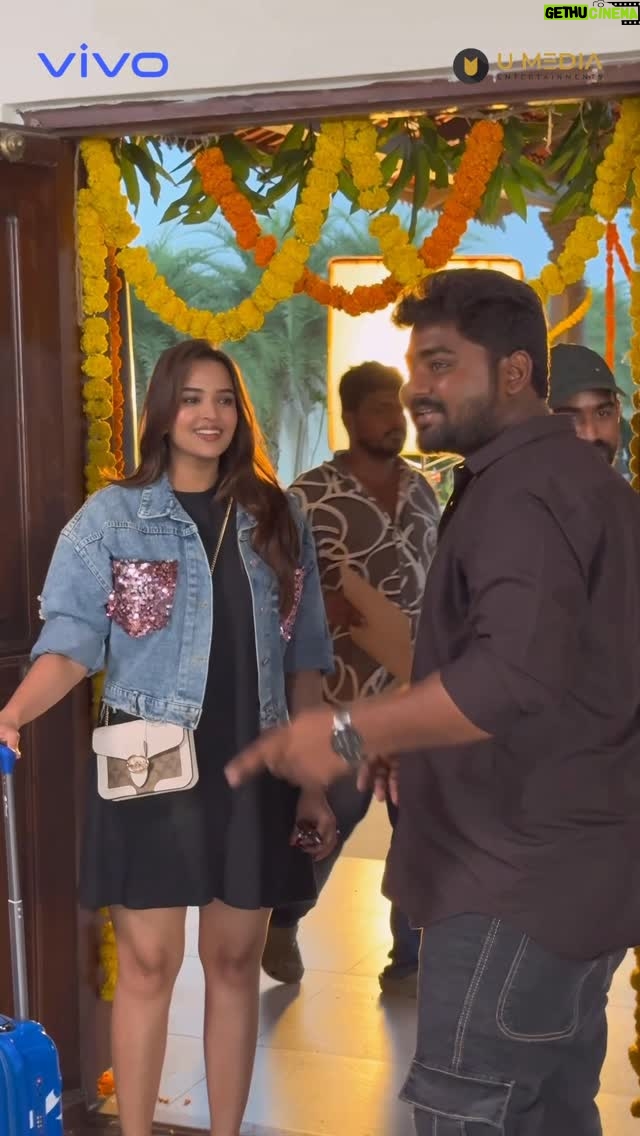 Pujita Ponnada - 44K Likes - Directed Vivo V60 Ad Commercial 🔥🎥 
With Actress @pujita.ponnada 🤝❤️
Thanks For The Opportunity @umediaentertainments_ @kalyansunkara ❤️

@vivo_apts @realwajeed @itsmenag_08 

This Dasara With Vivo V60🔥 
DOP @ramanamohandop 
Writer @ajay__aj_yarlagadda 
@pavan.dasari @krishnakanthpagadala 
Direction Department @sammy_gana.k @pawankumar_asinti