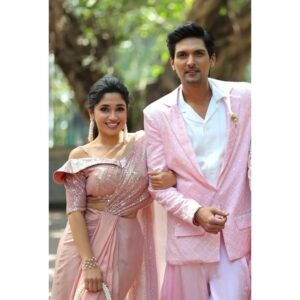 Purneima Day Instagram - Star Pravaha Puraskar 2024 ✨️
.
Design and outfit for Harshad and Purniemaa @theelanstyle 🩷
📸 @aartilokhandeofficial 
Makeup @mayurichavan