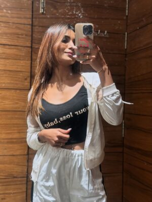 Purva Rajendra Shinde Instagram - “Just me , my phone and these mirrors “ 🪞 🤳
#mirror #selfies #purvashinde #purvaraaj #dailyposts