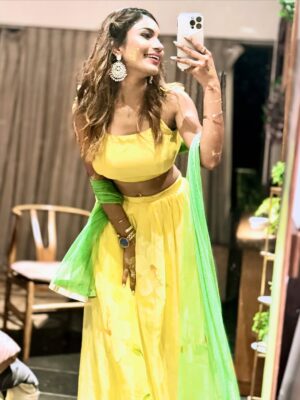 Purva Rajendra Shinde Instagram - “Just me , my phone and these mirrors “ 🪞 🤳
#mirror #selfies #purvashinde #purvaraaj #dailyposts