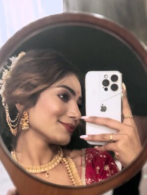 Purva Rajendra Shinde Instagram - “Just me , my phone and these mirrors “ 🪞 🤳
#mirror #selfies #purvashinde #purvaraaj #dailyposts