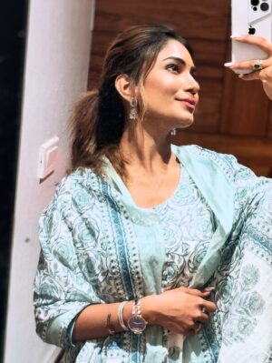 Purva Rajendra Shinde Instagram - “Just me , my phone and these mirrors “ 🪞 🤳
#mirror #selfies #purvashinde #purvaraaj #dailyposts