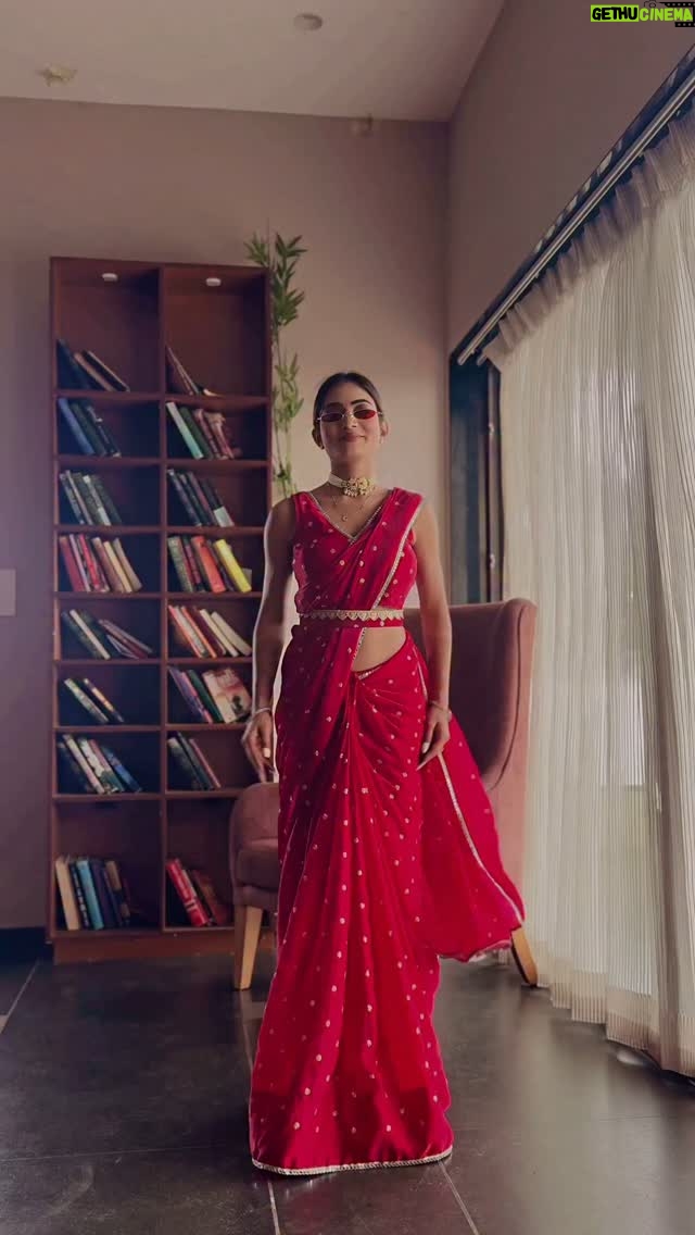 Purva Rajendra Shinde - 14.1K Likes - SAREE ; An elegant way to define boldness ❤️

#qatal #reels #trendingreelsvideo #trendingnow #trends #elegance #boldandbeautiful #ɴᴇᴡʟᴏᴏᴋ #saree #sareenotsorry #paaru #dishaa #purvashinde #purvaraaj #zeemarathiofficial