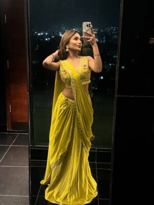 Purva Rajendra Shinde Instagram - “Just me , my phone and these mirrors “ 🪞 🤳
#mirror #selfies #purvashinde #purvaraaj #dailyposts